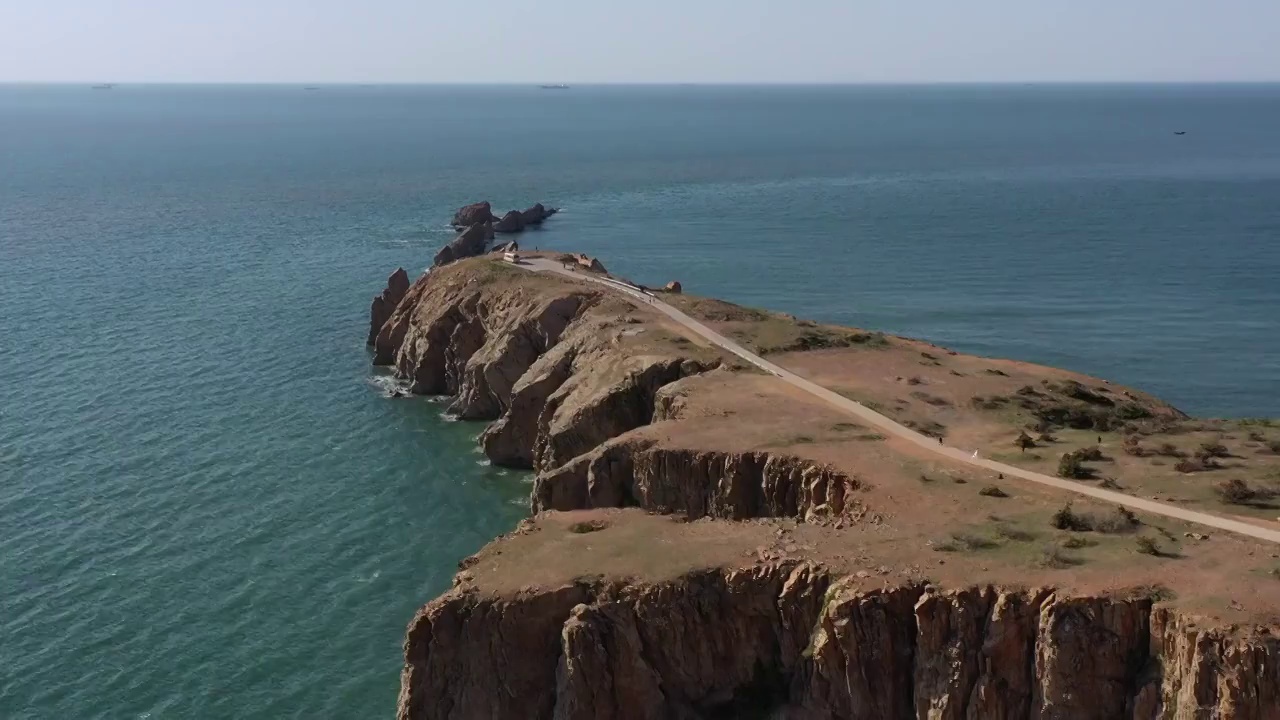 航拍大连旅顺排石海岸线灯塔礁石自然风光视频素材