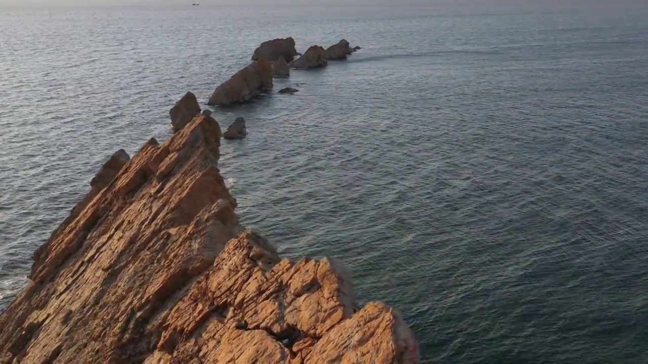 航拍大连旅顺排石海岸线灯塔礁石自然风光视频素材