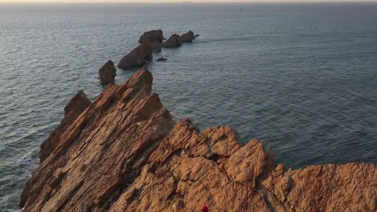 航拍大连旅顺排石海岸线灯塔礁石自然风光视频素材