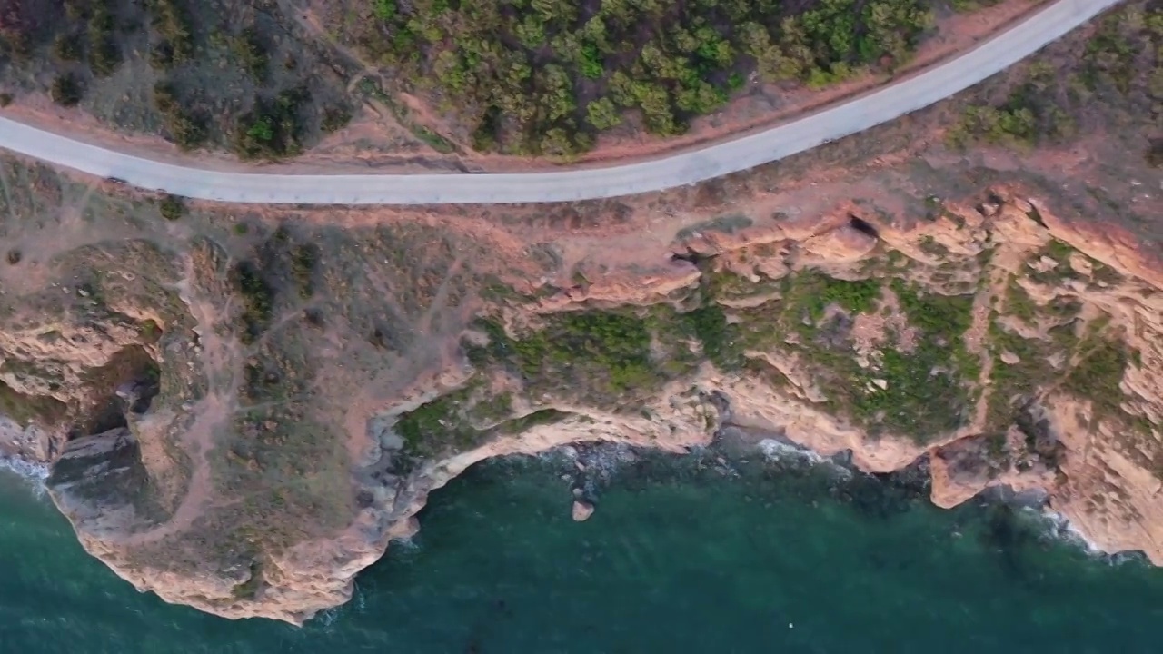 航拍大连旅顺排石海岸线灯塔礁石自然风光视频素材