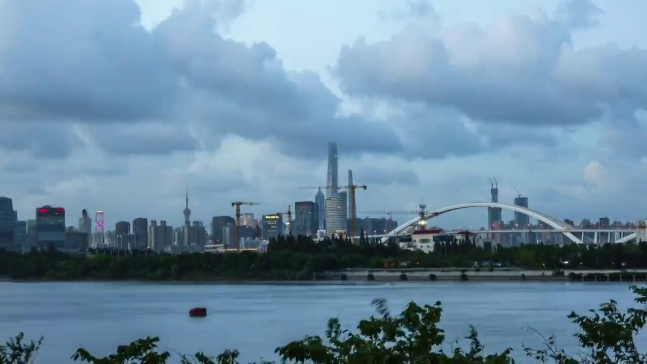 上海天际线日转夜视频素材