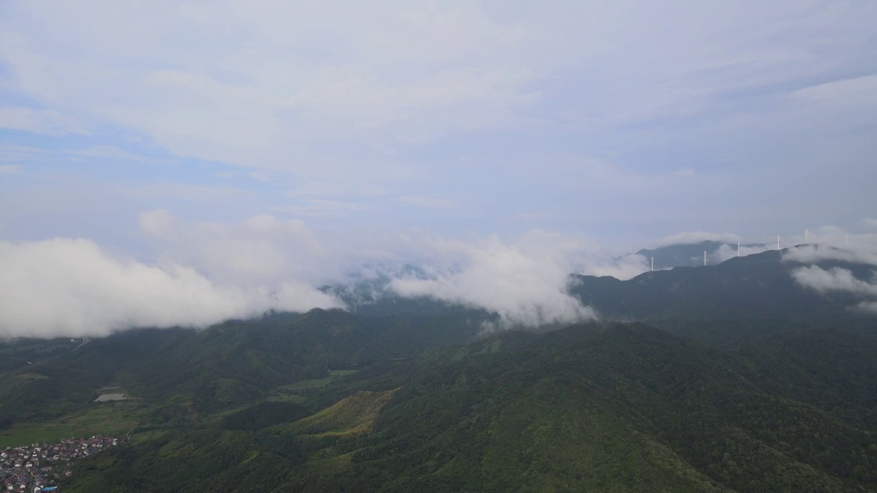 山顶云海，雨打湖泊，鸟瞰高速公路车来车往视频素材