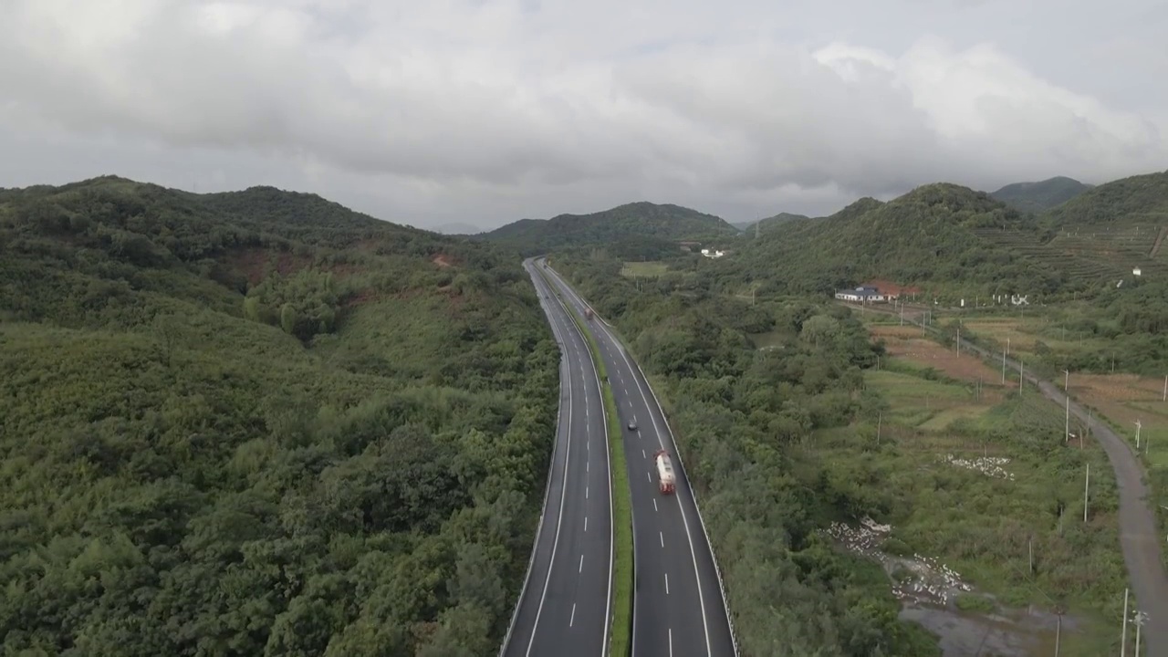 山顶云海，雨打湖泊，鸟瞰高速公路车来车往视频素材