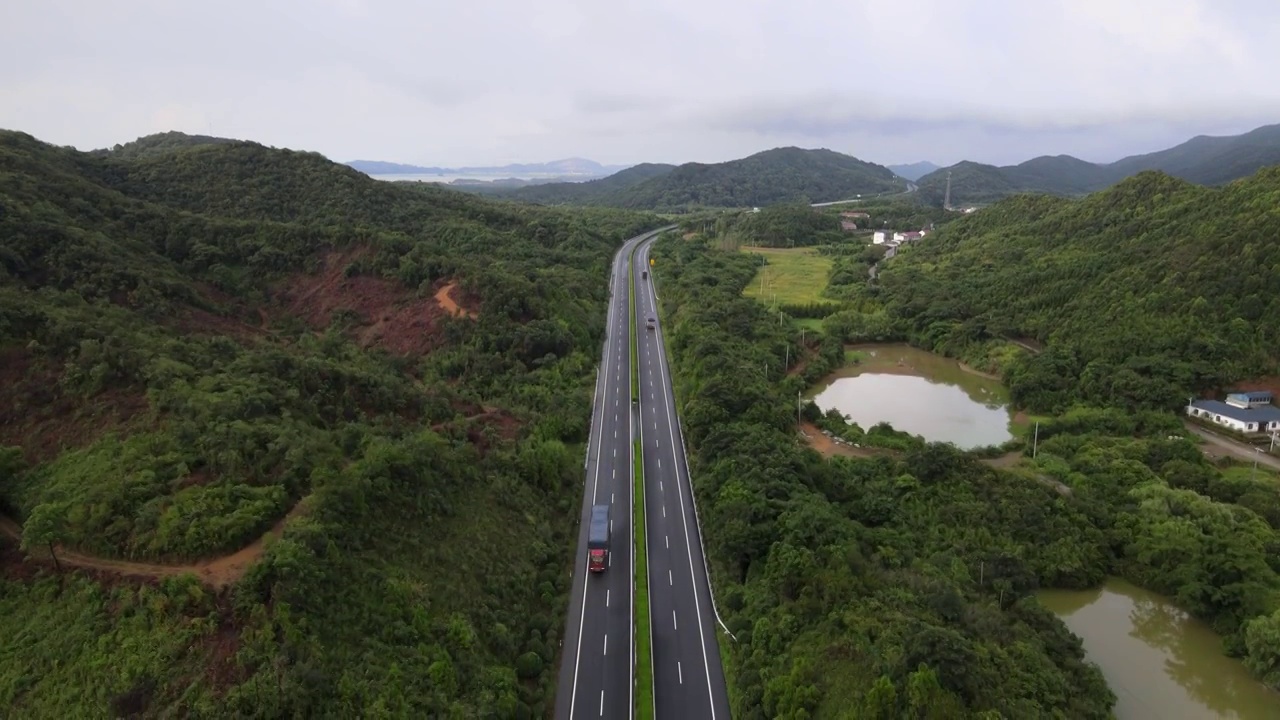 山顶云海，雨打湖泊，鸟瞰高速公路车来车往视频素材