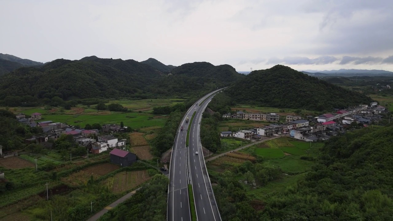 山顶云海，雨打湖泊，鸟瞰高速公路车来车往视频素材