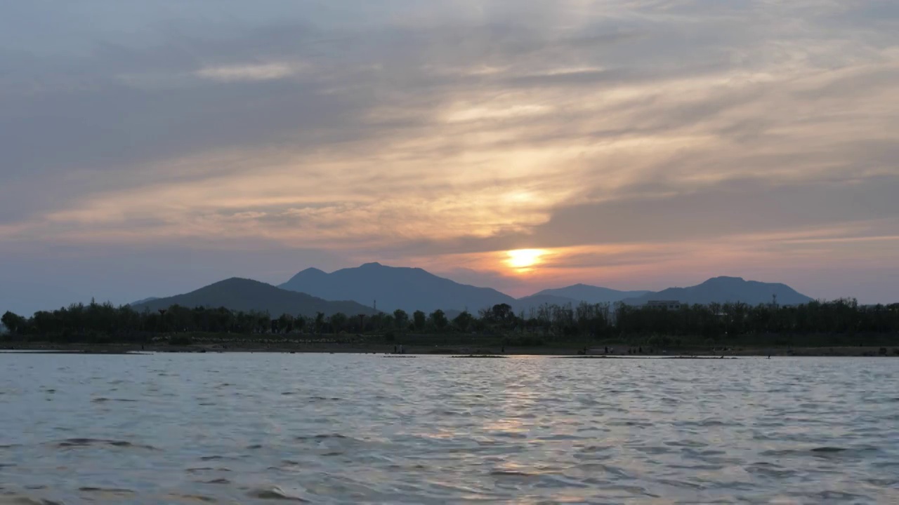 太阳落山火烧云夕阳映照河水视频素材