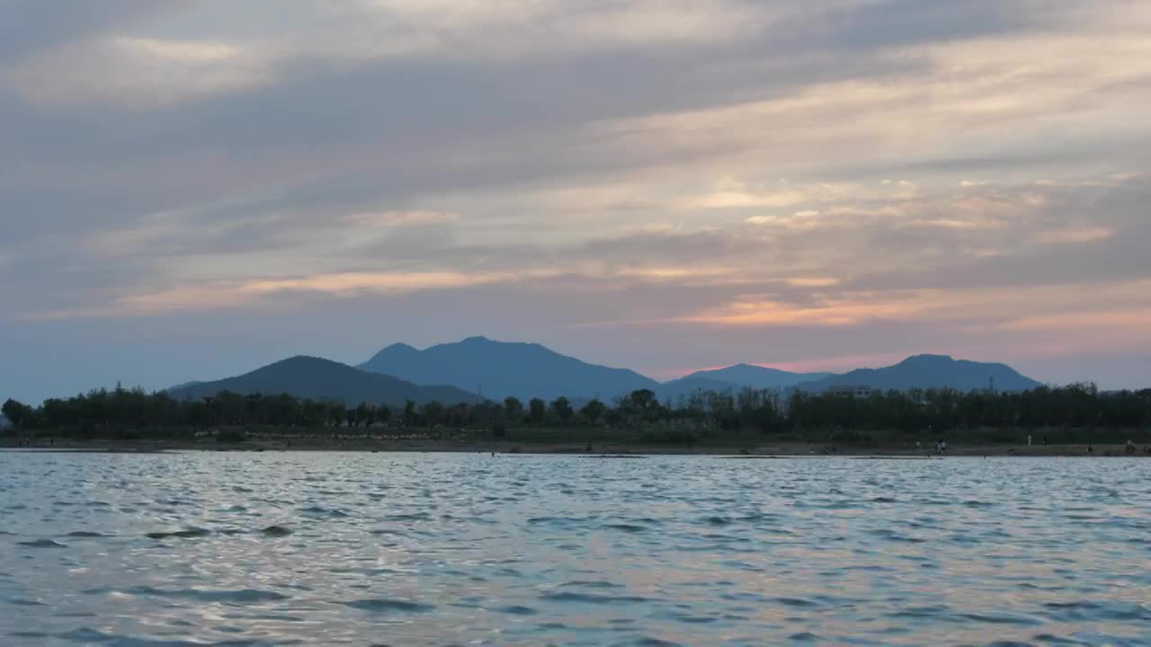 太阳落山火烧云夕阳映照河水视频素材