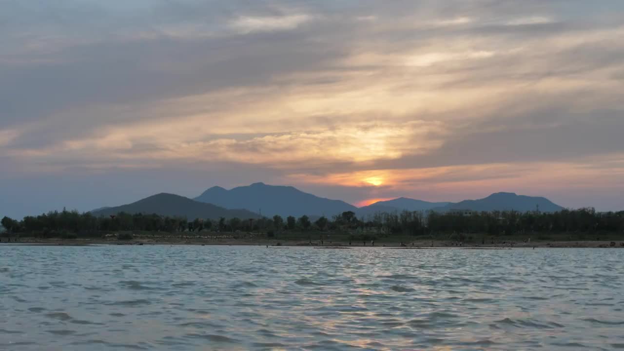 太阳落山火烧云夕阳映照河水视频素材