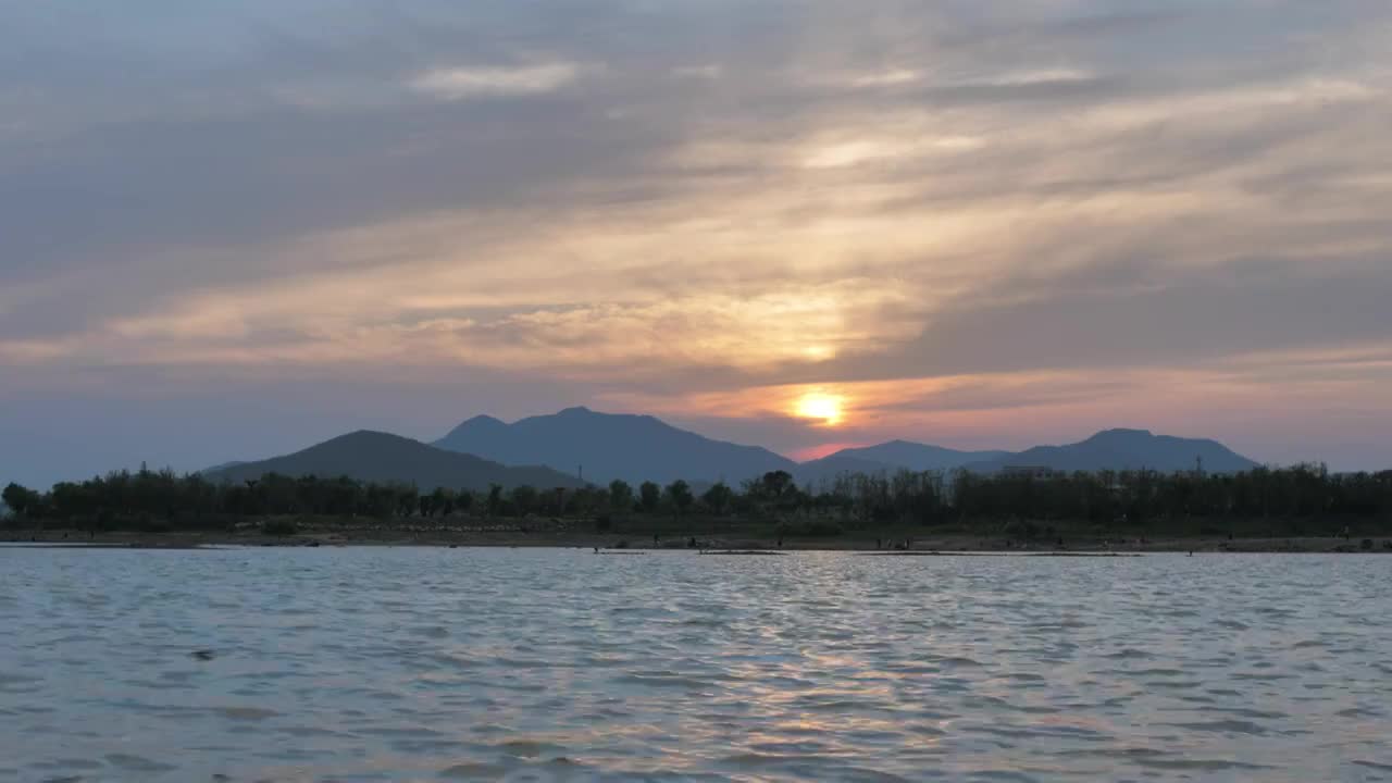 太阳落山火烧云夕阳映照河水视频素材