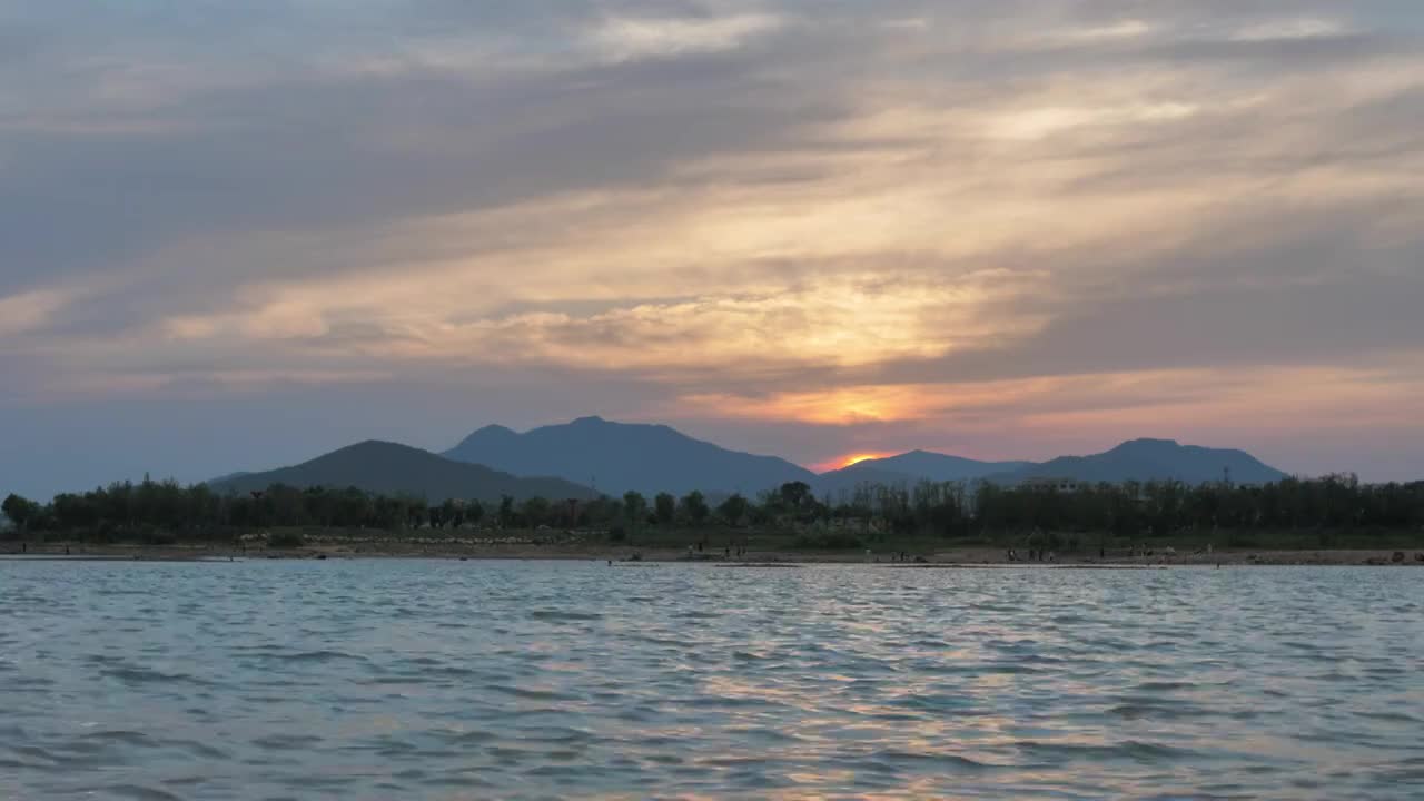 太阳落山火烧云夕阳映照河水视频素材