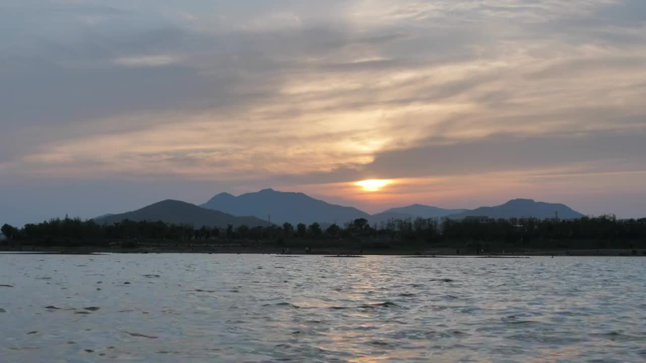 太阳落山火烧云夕阳映照河水视频素材