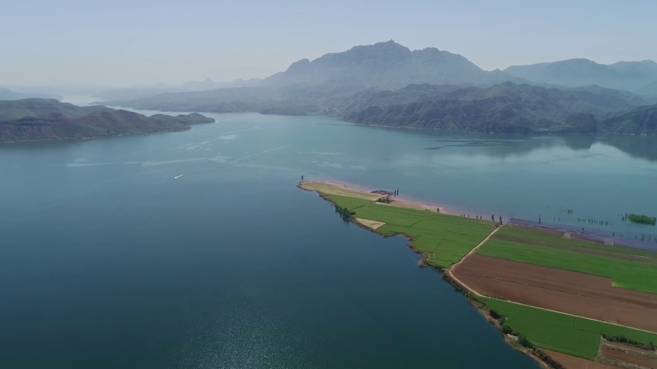 河流上村庄耕地山 大景船只视频下载