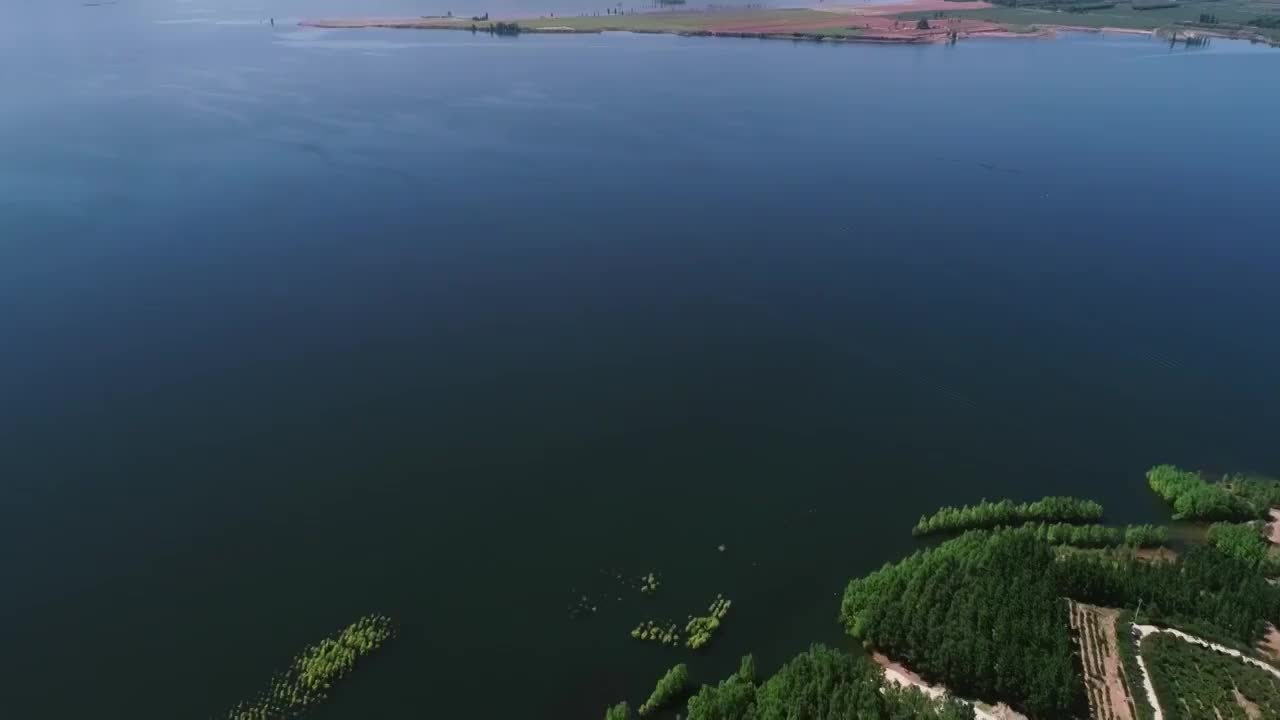 沼泽 村庄 河流 树木 山视频下载