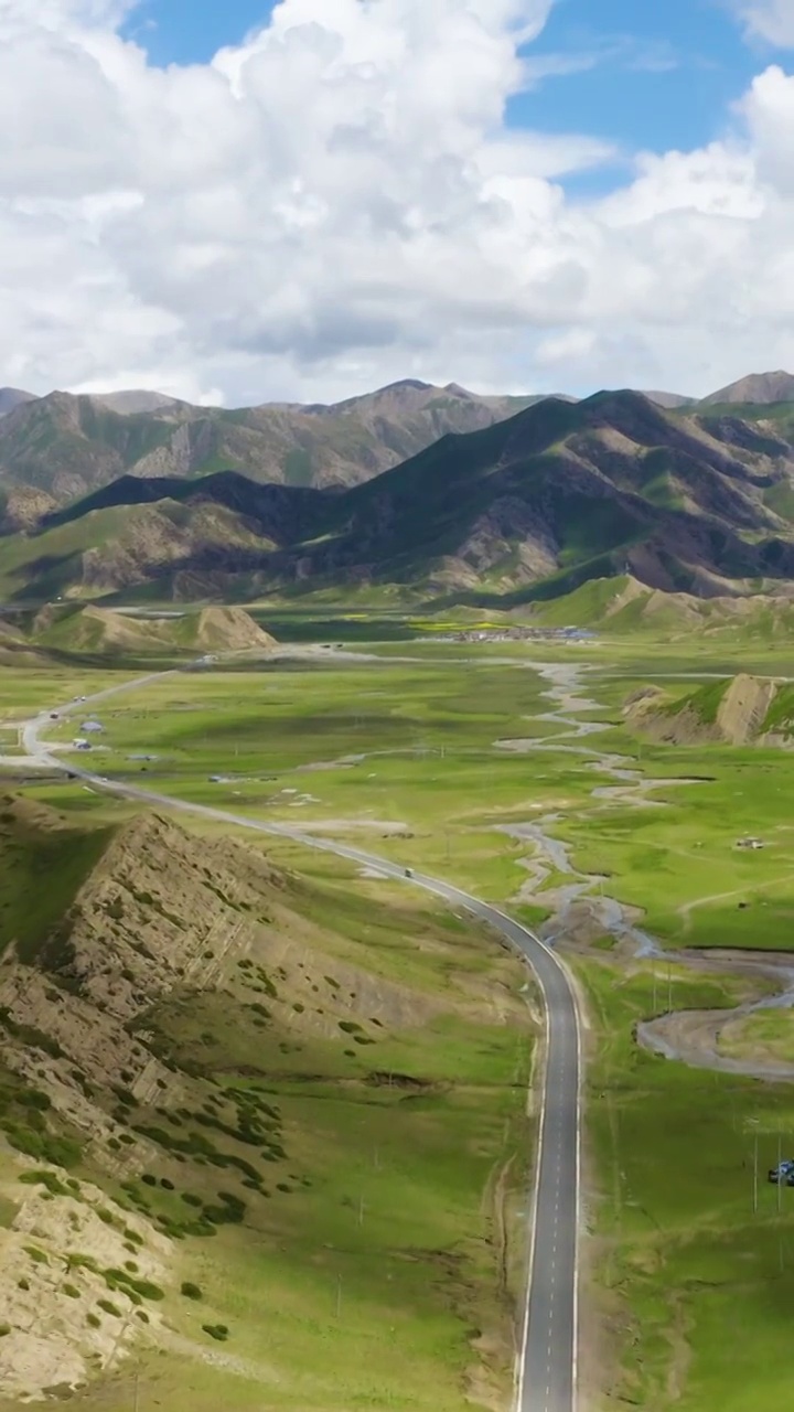 航拍西藏阿里地区219国道和高原地貌视频素材