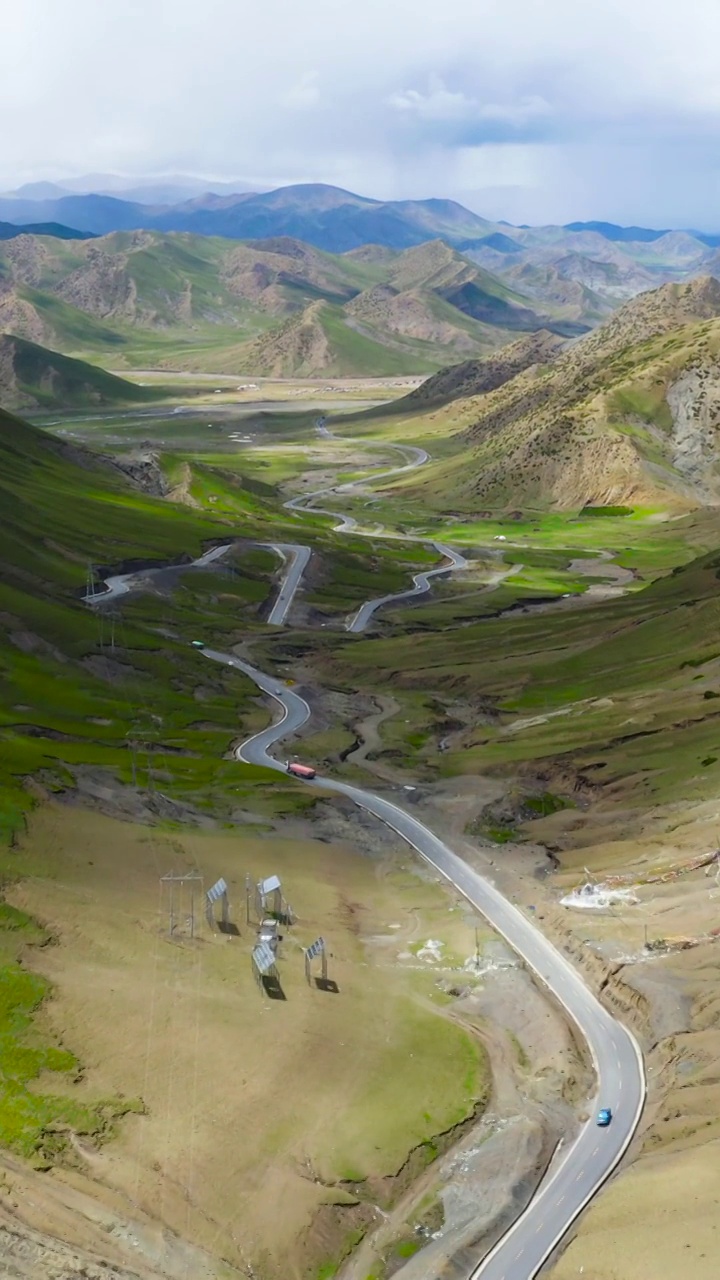 航拍西藏阿里地区219国道和高原地貌视频素材