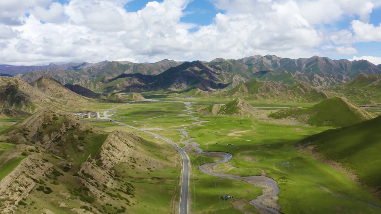 航拍西藏阿里地区219国道和高原地貌视频素材