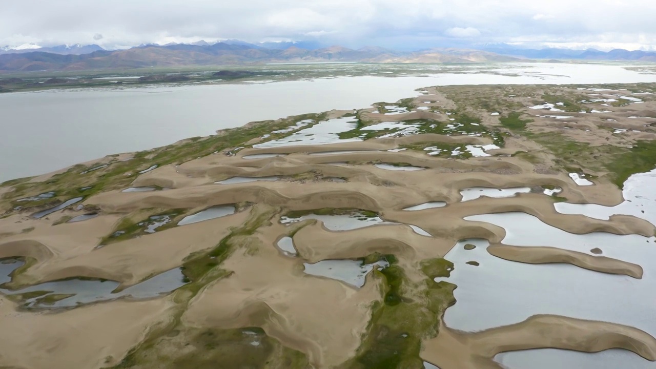 航拍西藏阿里地区马泉河湿地视频素材