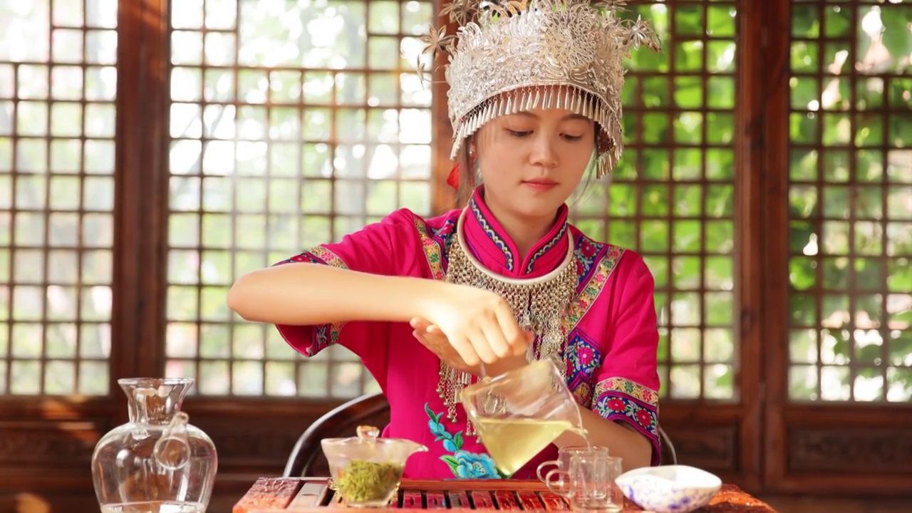 土家族女孩在手工泡制绿茶视频素材