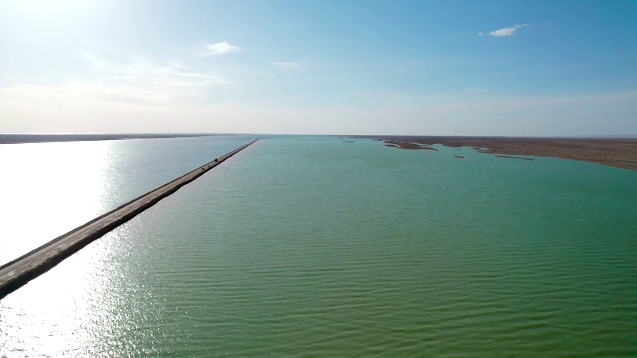 中国西部青海柴达木盆地西台吉乃尔湖双色湖视频素材