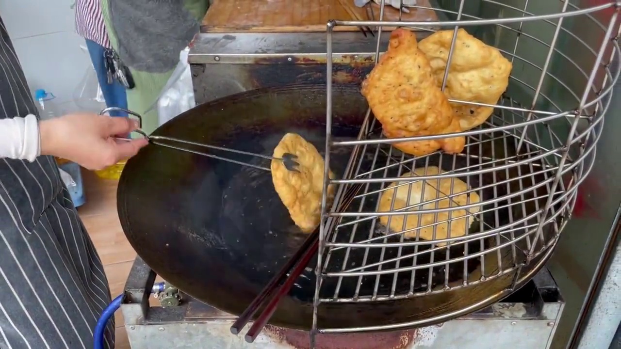 武汉街边早餐油饼制作过程视频素材