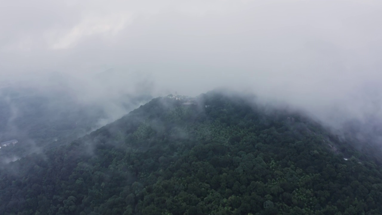 云雾笼罩紫金山视频素材