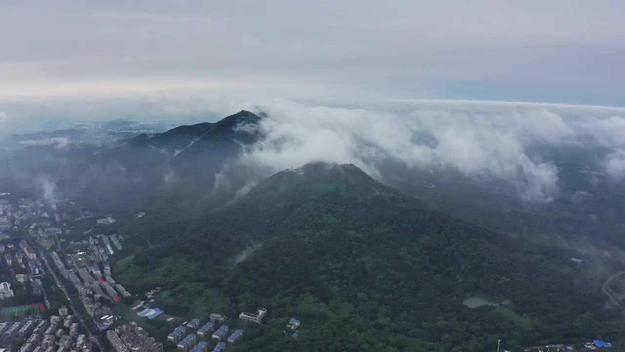 云雾缭绕的南京紫金山视频素材