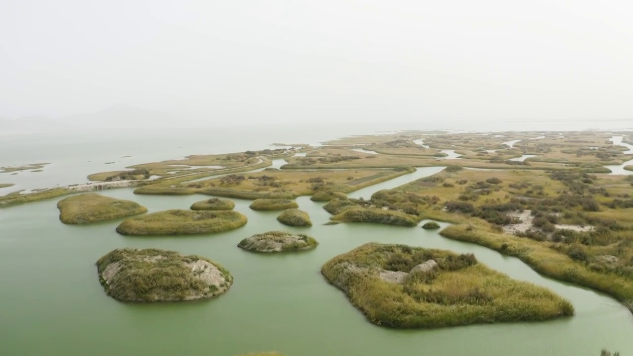 航拍新疆图木舒克市永安坝湿地风光视频素材