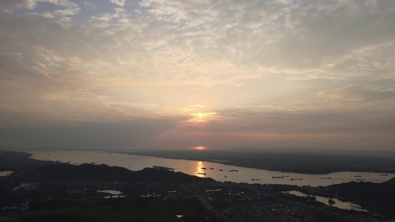 长江流域的晚霞，流动的船只，丁达尔光线视频素材