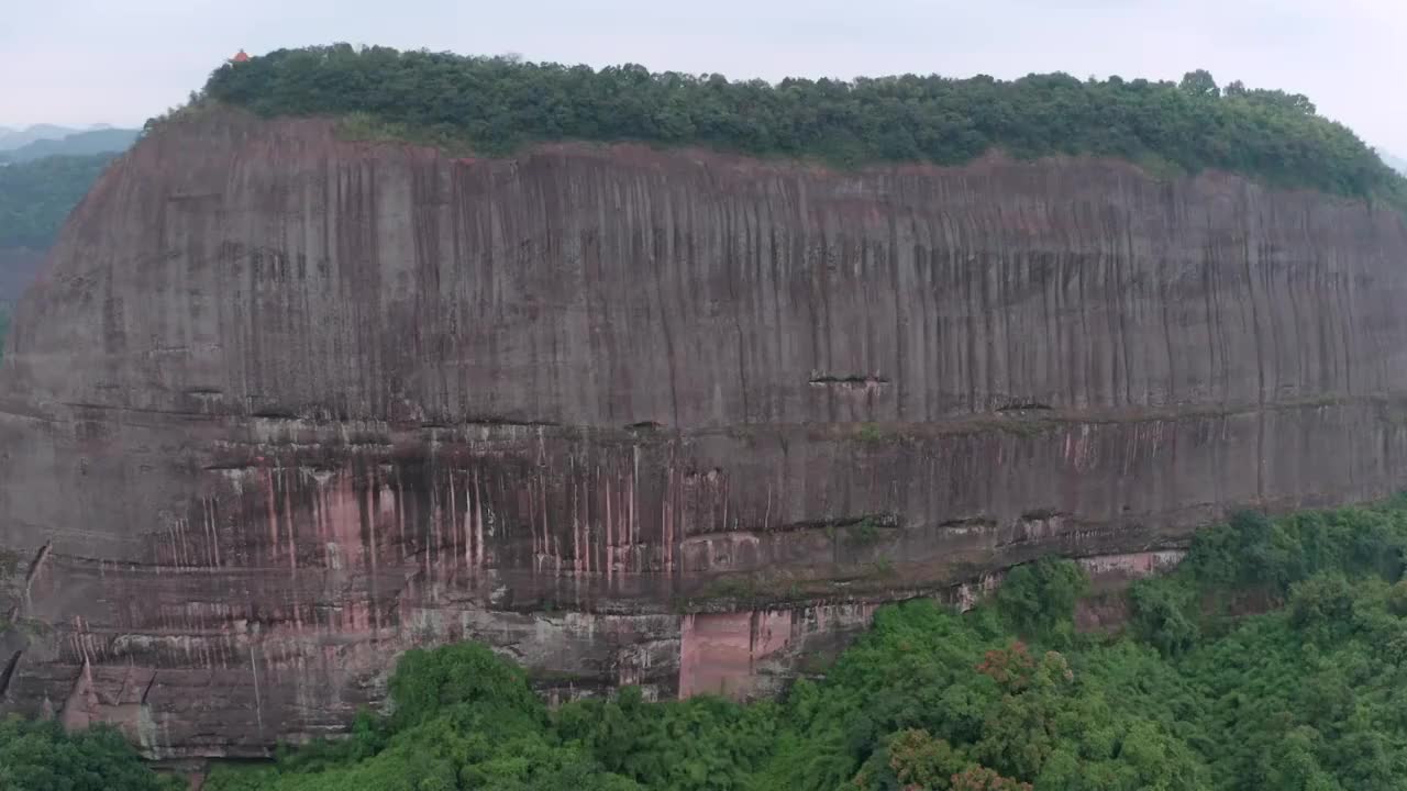 沿着峭壁环绕航拍韶关丹霞山阳元石视频素材