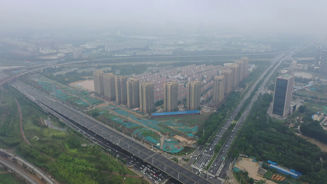 暴雨后的郑州东站停运七里河水位暴涨视频素材