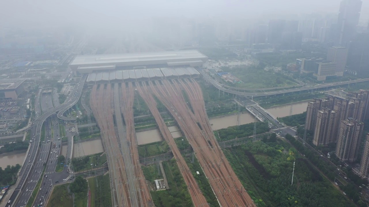 暴雨后的郑州东站停运七里河水位暴涨视频素材