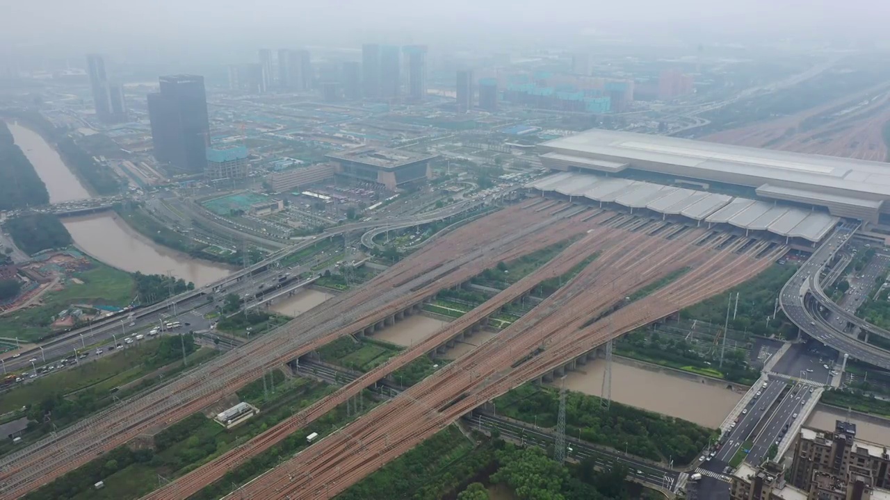 暴雨后的郑州东站停运七里河水位暴涨视频素材