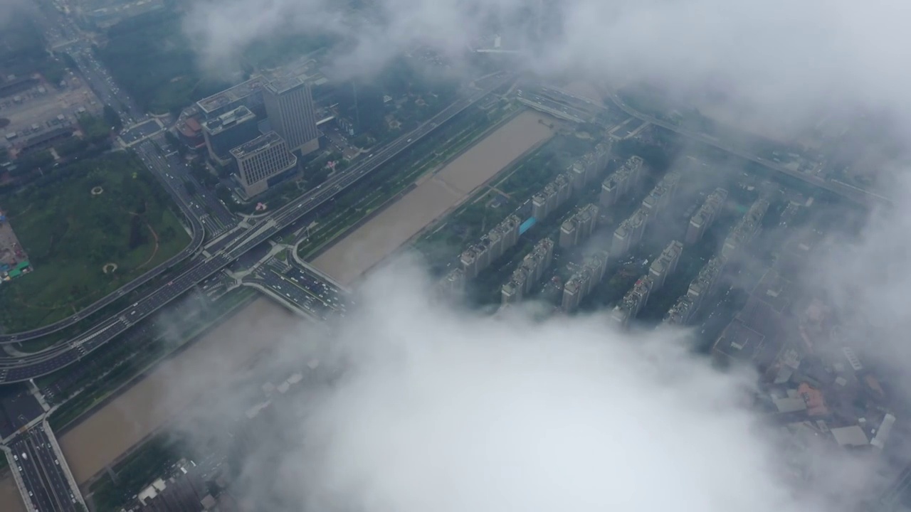 暴雨后的郑州东站停运七里河水位暴涨视频素材