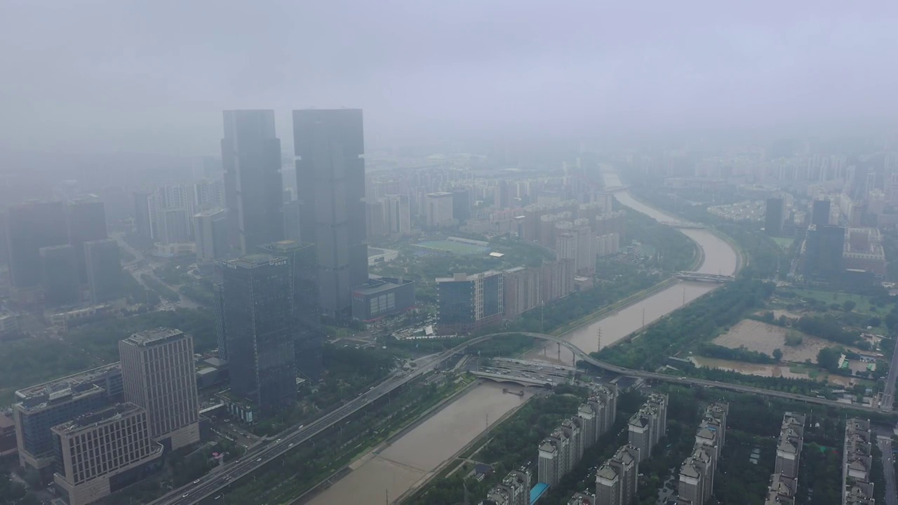 暴雨后的郑州东站停运七里河水位暴涨视频素材