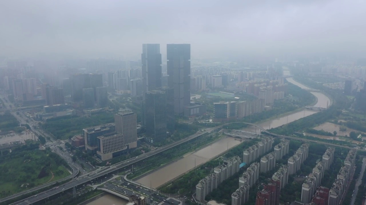 暴雨后的郑州东站停运七里河水位暴涨视频素材