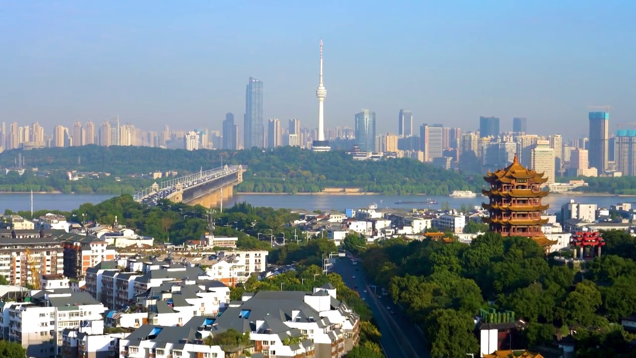 中国湖北武汉黄鹤楼和车流高角度晴天风光视频素材