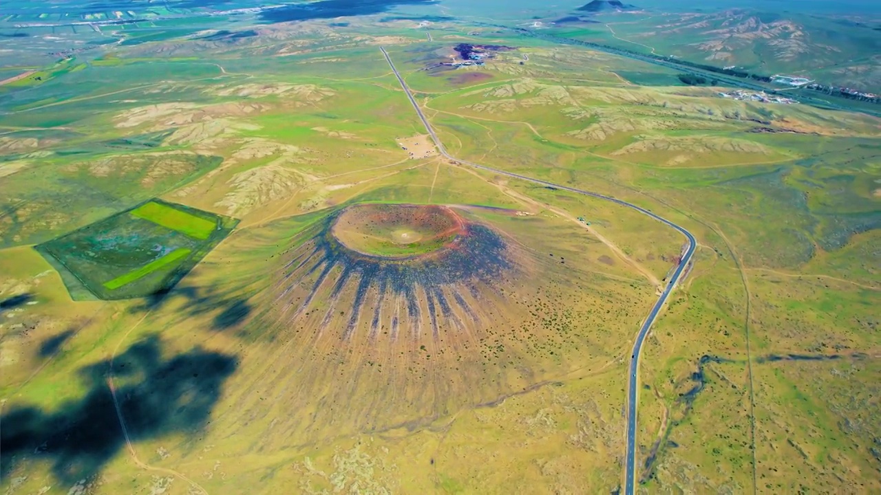 中国内蒙古乌兰察布乌兰哈达火山五号火山航拍视频素材