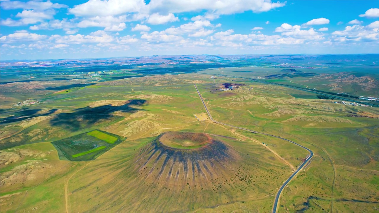 中国内蒙古乌兰察布乌兰哈达火山五号火山航拍视频素材