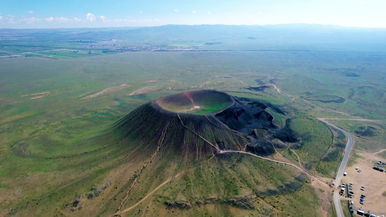 中国内蒙古乌兰察布乌兰哈达火山三号火山航拍视频素材