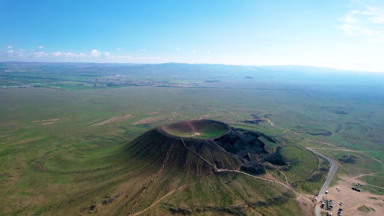 中国内蒙古乌兰察布乌兰哈达火山三号火山航拍视频素材