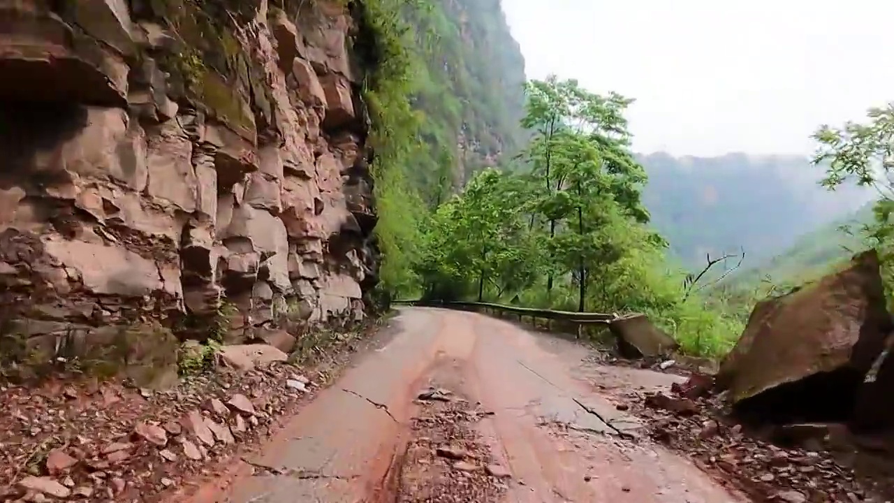 乡村公路傍山险路落石路视频素材