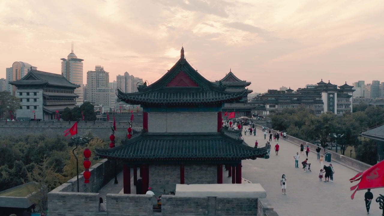 航拍暮色中的西安古城墙南门夜景风光视频素材画面1