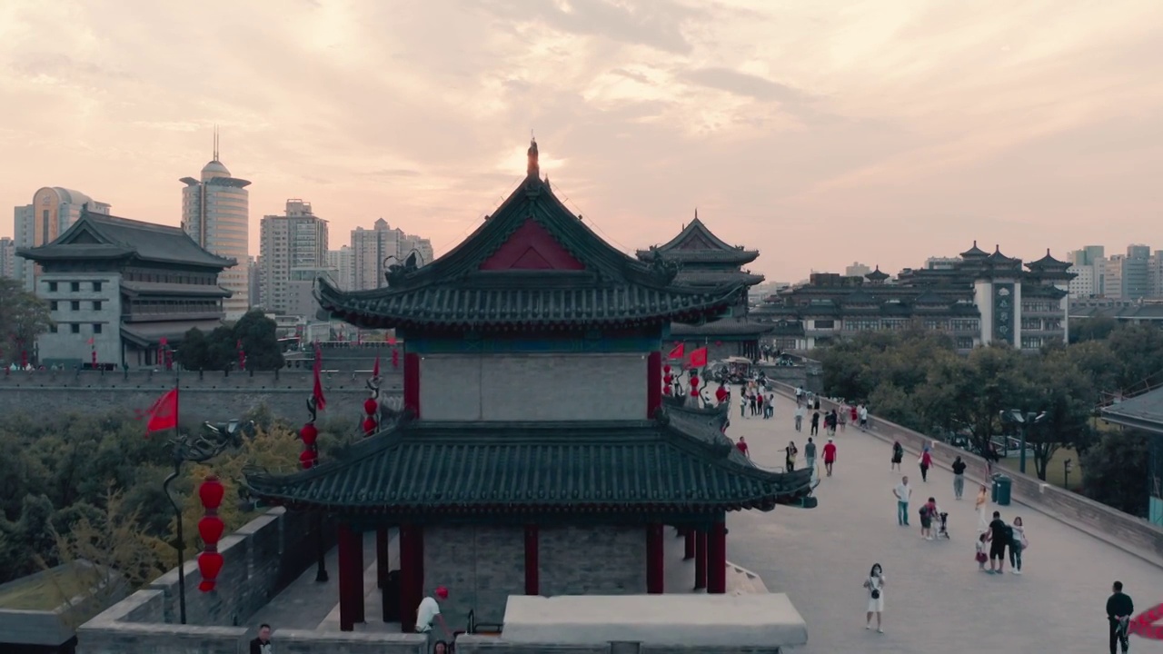 航拍暮色中的西安古城墙南门夜景风光视频素材画面2
