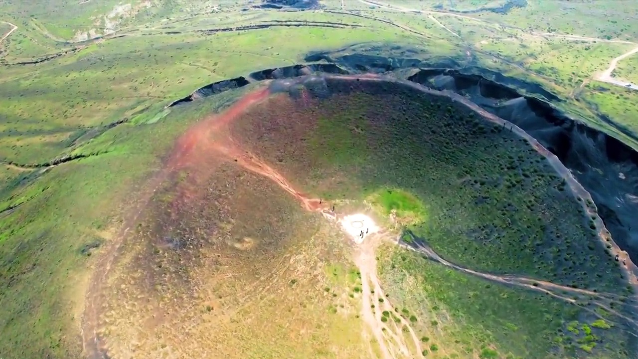 中国内蒙古乌兰察布乌兰哈达火山三号火山火山口俯拍航拍视频素材