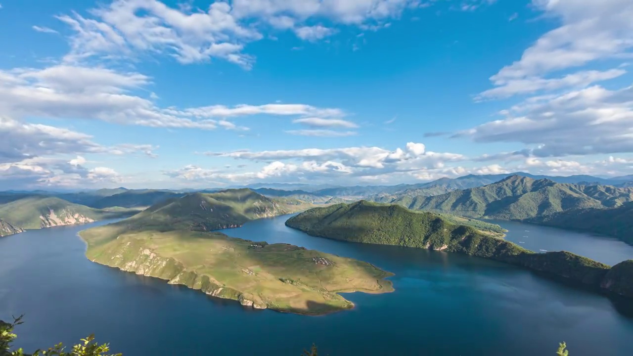 辽宁丹东边境鸭绿江太极湾山水湖泊蓝天白云延时摄影视频素材