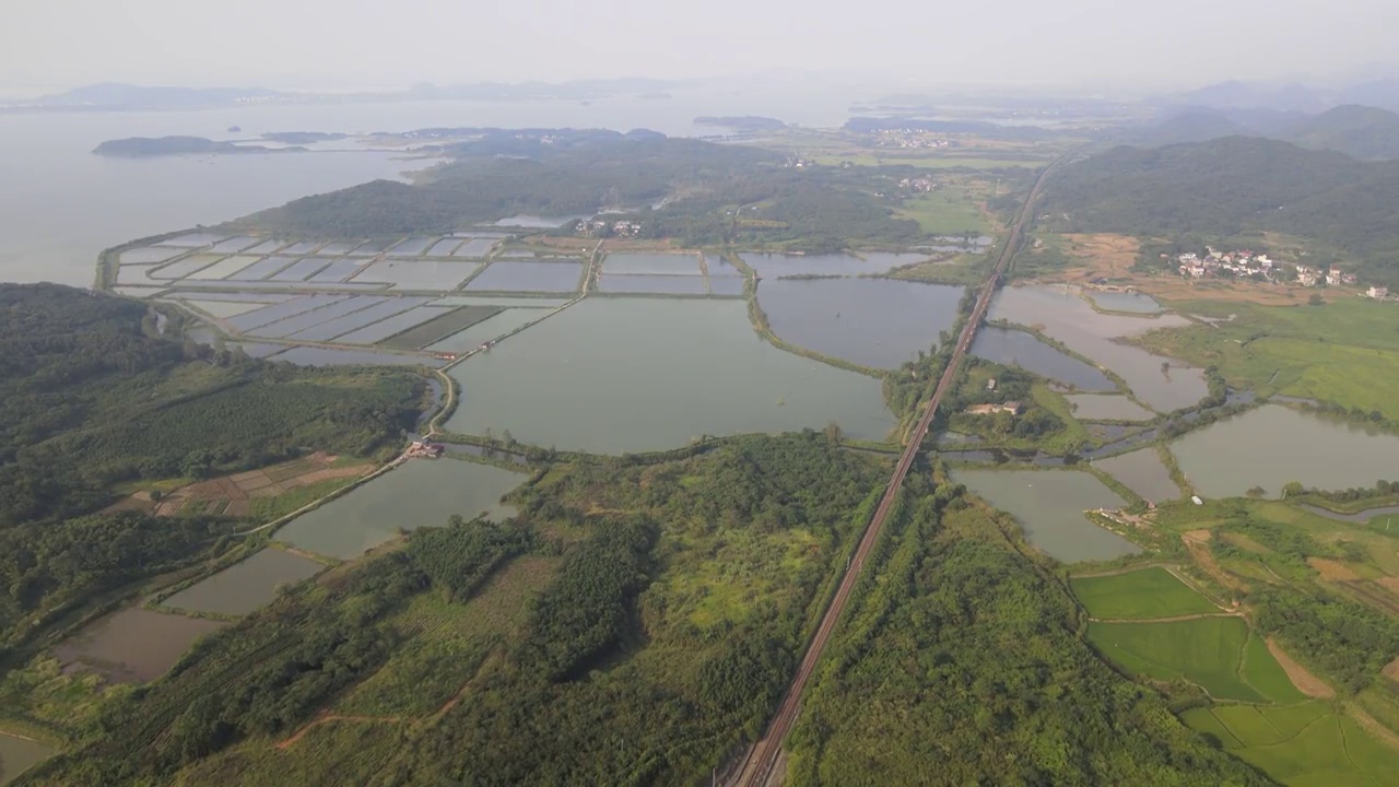 孤独的山村小火车站视频素材