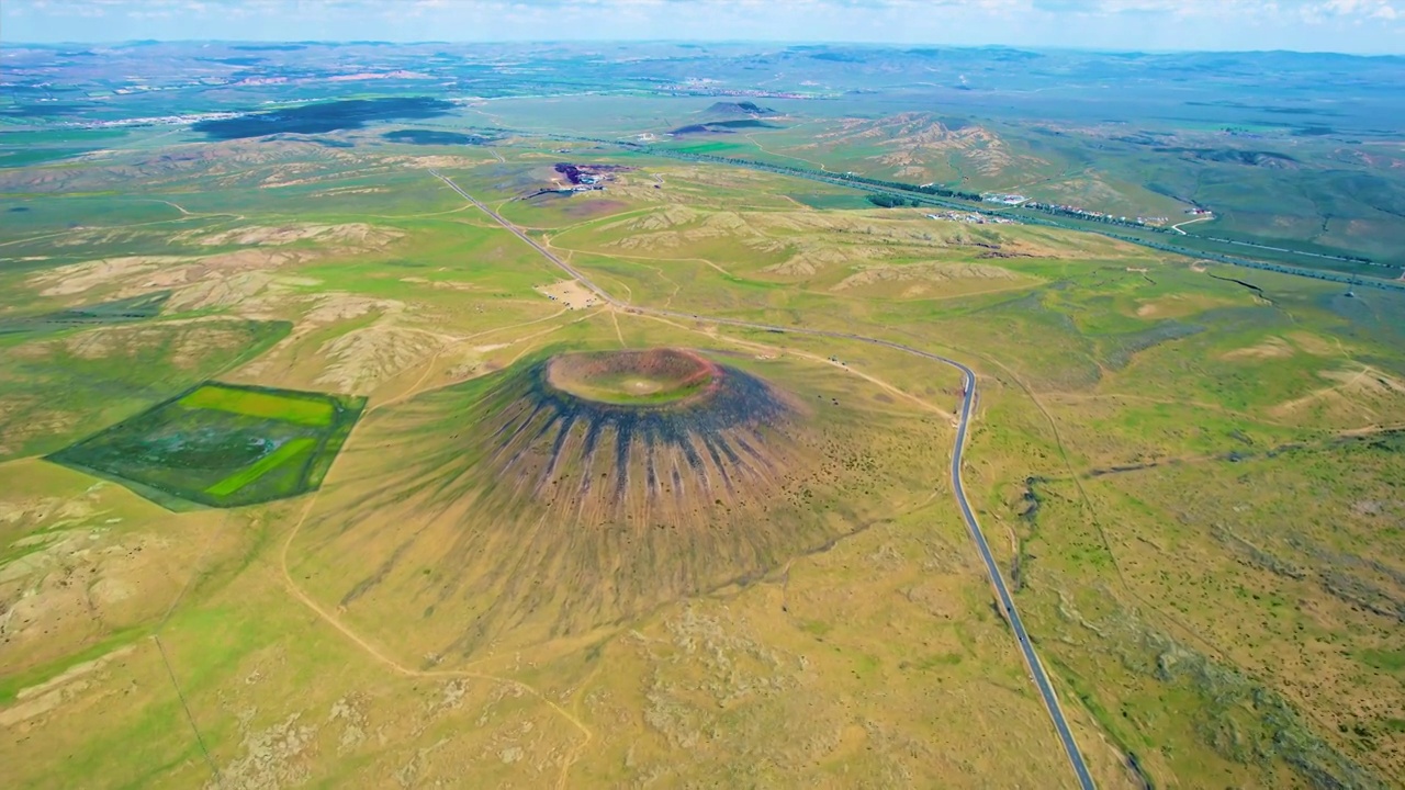 中国内蒙古乌兰察布乌兰哈达火山五号火山航拍视频素材