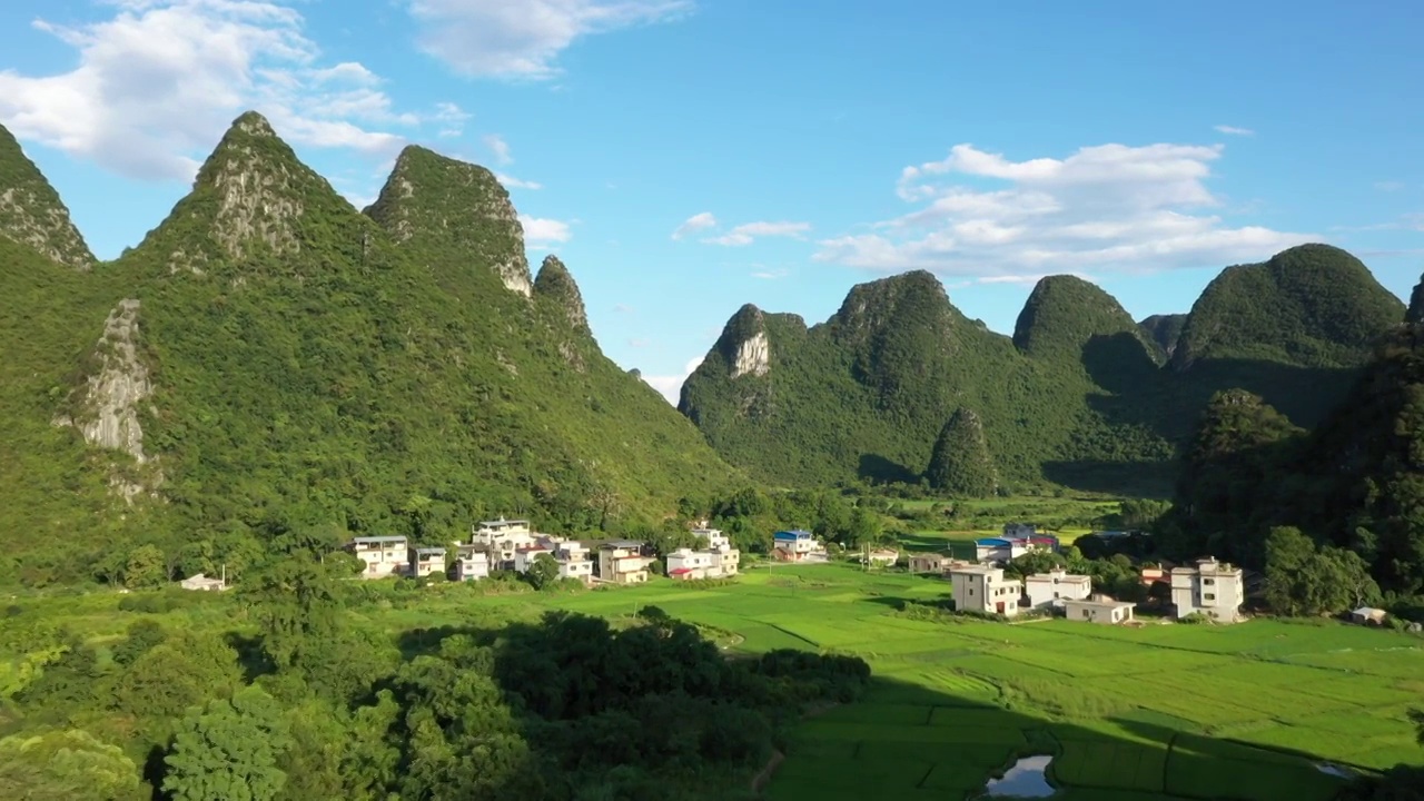 蓝天白云下桂林群山间绿油油的稻田视频素材