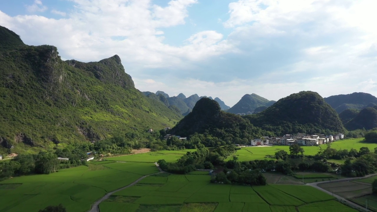 蓝天白云下桂林群山间绿油油的稻田视频素材