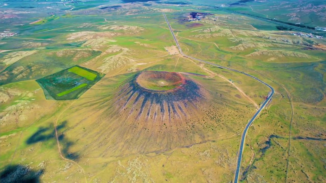 中国内蒙古乌兰察布乌兰哈达火山五号火山航拍视频素材